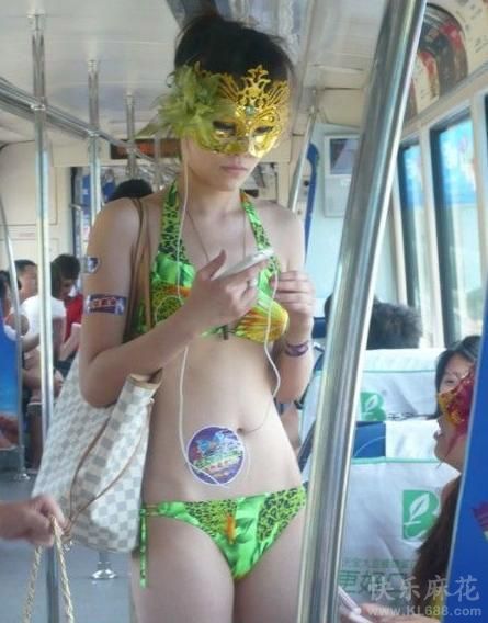 &#34;Tội lỗi hồn nhiên&#34;: Chị em Trung Quốc mặc nguyên đồ lót, áo tắm lên xe bus - 1