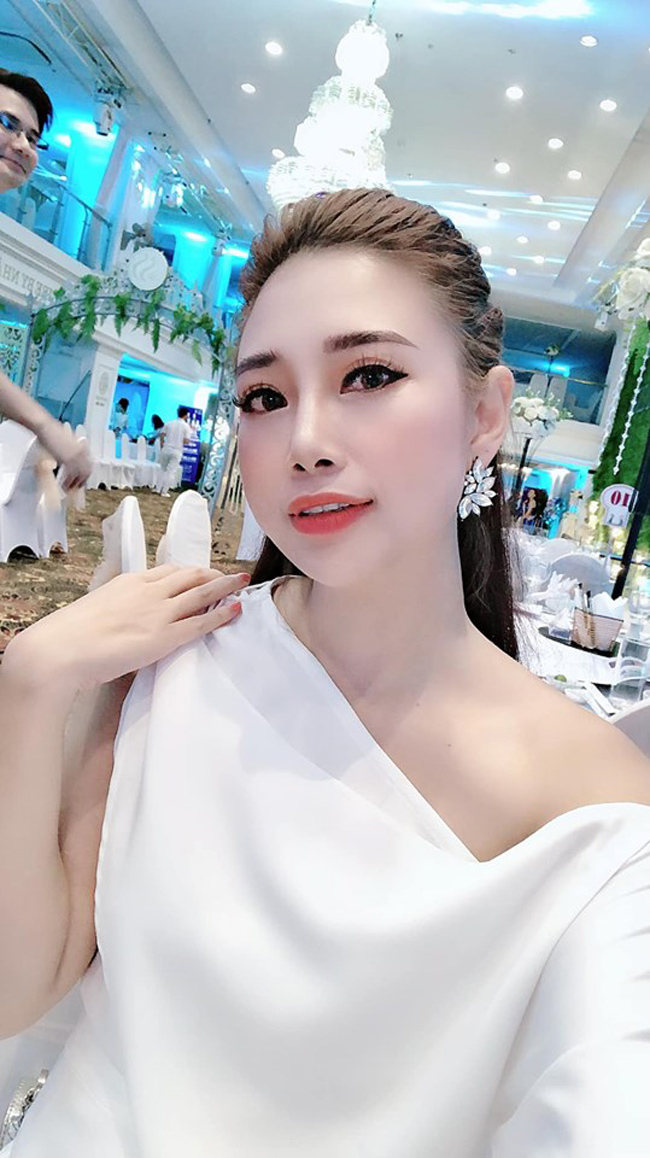 Cô từng chia sẻ, vì loạt ảnh chụp chung với Công Phượng mà cô nhận được rất nhiều sự quan tâm từ dân mạng. Nhiều người kết bạn, nhắn tin làm quen khiến lượt theo dõi trên Facebook của cô tăng lên đáng kể.