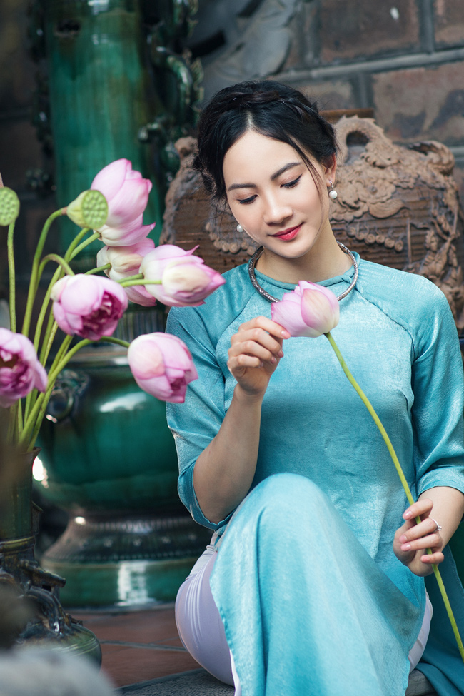 Và để làm nổi bật lên vẻ đẹp ấy chẳng thể thiếu sự xuất hiện của người thiếu nữ.&nbsp;