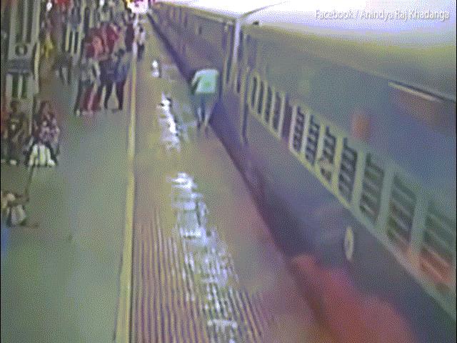 Thế giới - Ấn Độ: Rợn người cảnh hành khách bị tàu hỏa "nuốt chửng"