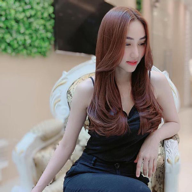 Khi sự nghiệp đang ở đỉnh cao, Ngân Khánh quyết định rẽ ngang lấy chồng, đi du học. Ở tuổi 35, cô vẫn khiến người ta trầm trồ vì nhan sắc ngày càng xinh đẹp sau thời gian dài ở ẩn.