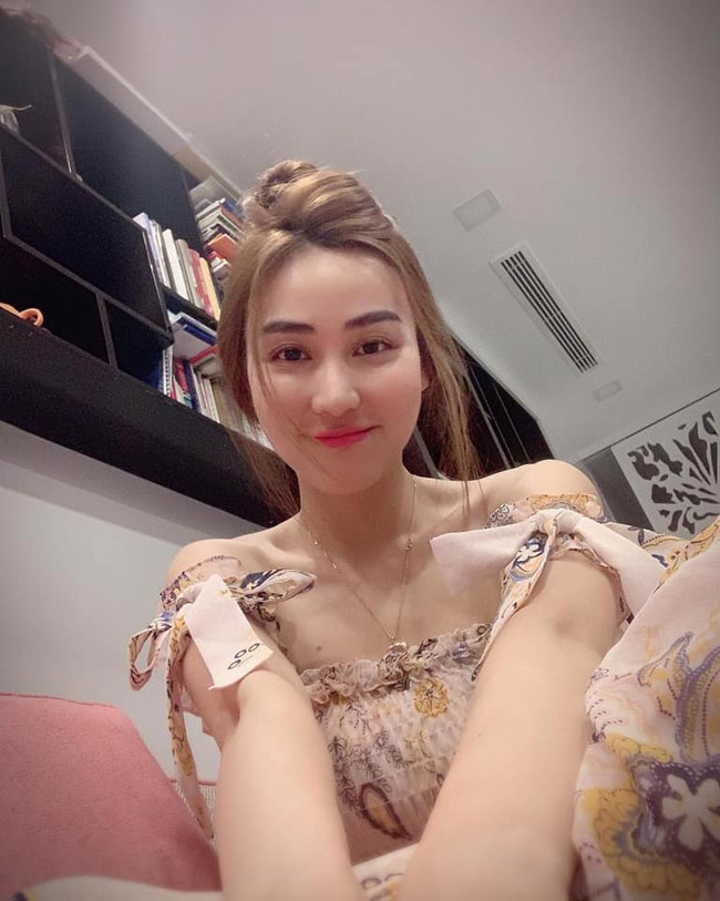 Giữa dàn mỹ nhân đầy hương sắc, nữ diễn viên sinh năm 1985 có gương mặt nguyên bản đẹp&nbsp;trong trẻo, nhẹ nhàng với các đường nét thanh tú và đặc biệt là nụ cười rạng rỡ như nắng mai.