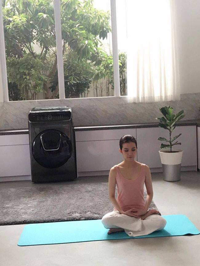 Ngoài việc hạnh phúc vì có cuộc sống viên mãn thì việc tập yoga là cách giúp cô luôn tươi trẻ.