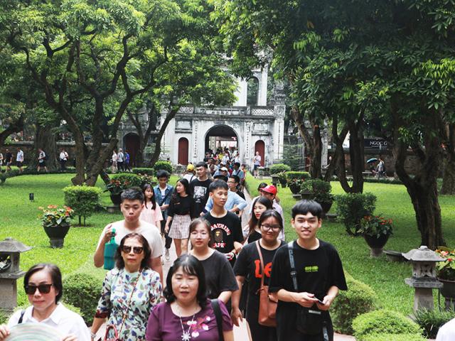 Tin tức trong ngày - Không được sờ đầu rùa ở Văn Miếu, sỹ tử có hành động lạ trước kỳ thi THPT