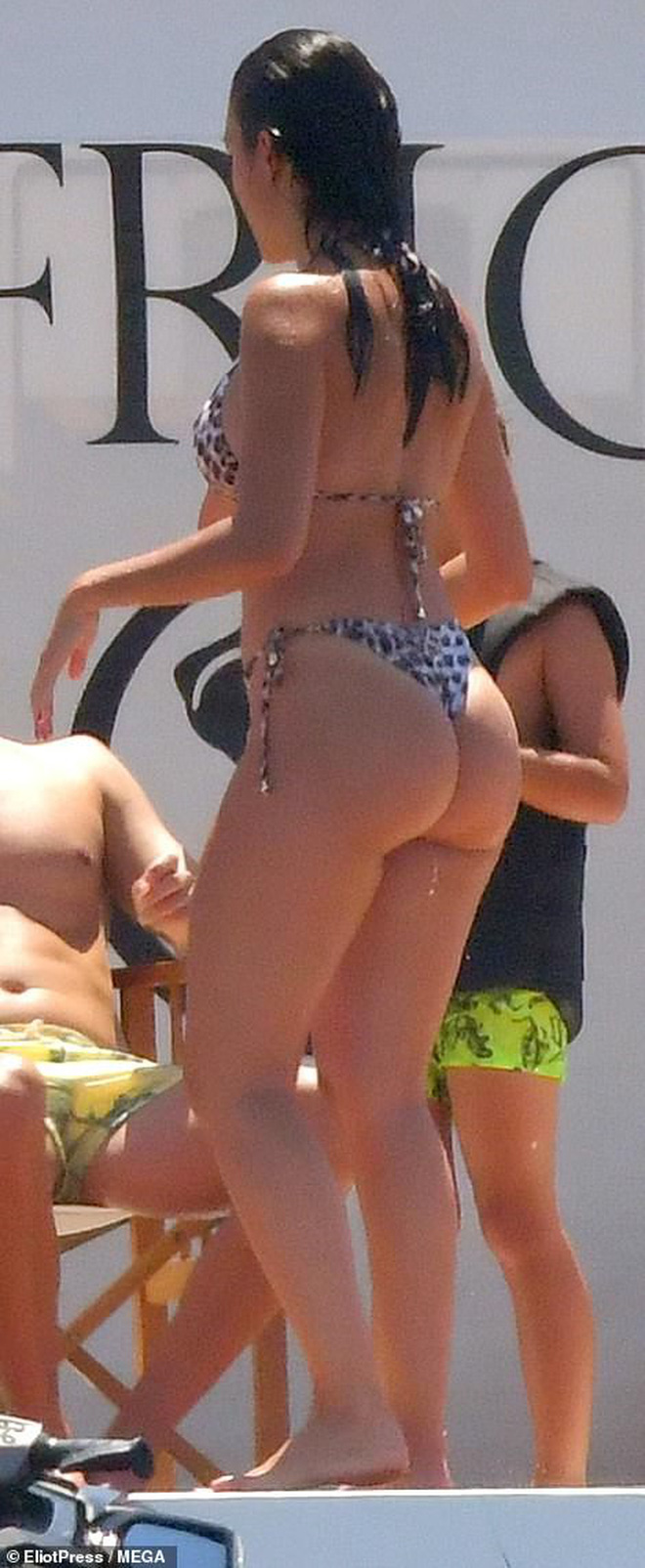 Bạn gái C.Ronaldo khoe body trong bộ bikini nhỏ xíu - 4