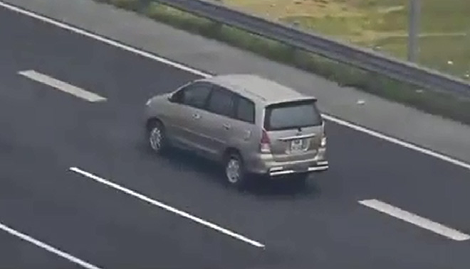 Clip: Thót tim cảnh ô tô liều mạng đi lùi trên cao tốc Hà Nội - Hải Phòng - 1