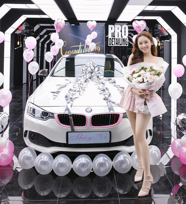Ngoài lời khen cho xế sang thì gu thời trang được nhận định là trẻ trung, hợp độ tuổi của cô nàng. Với chiếc váy siêu ngắn, Thúy Vi khoe trọn đôi chân thon nuột nà, trắng không tỳ vết.