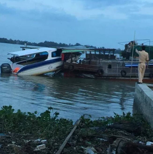 Kinh hoàng ca nô du lịch &#34;bay&#34; thẳng vào ghe tam bản, 3 người thương vong - 1