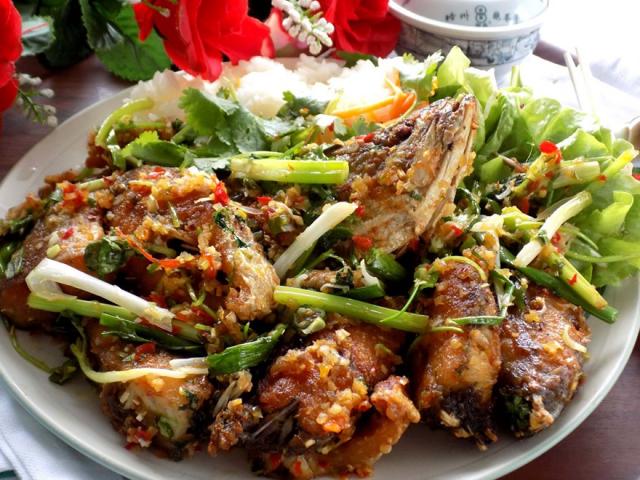 Ẩm thực - "Đổi gió" với cá chiên sốt mắm ớt khiến cả nhà xuýt xoa ăn không ngừng