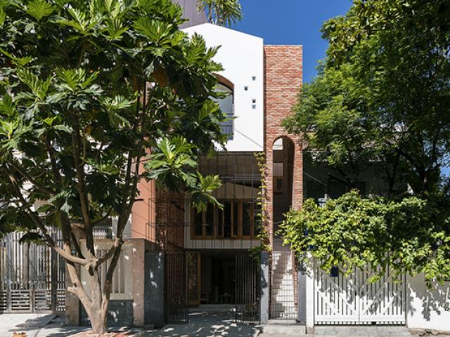 Kinh doanh - Thiết kế “nhà mẹ ấp nhà con” ở Đà Nẵng gây sốt báo Tây