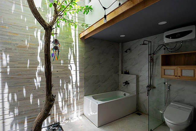 Phòng tắm ở tầng 1 rất "thiên nhiên"