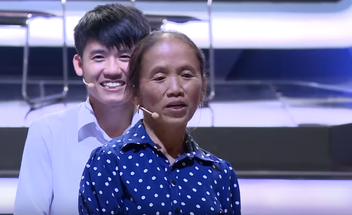 &#34;Bà Tân Vê Lốc&#34; cắt rau, chăn lợn kiếm tiền ở đâu để làm món ăn khổng lồ? - 5