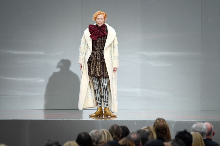 Huyền thoại làng thiết kế Karl Lagerfled được dàn sao tưởng nhớ tại Paris - 5