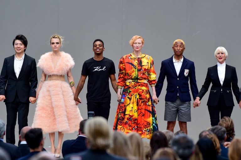 Huyền thoại làng thiết kế Karl Lagerfled được dàn sao tưởng nhớ tại Paris - 2