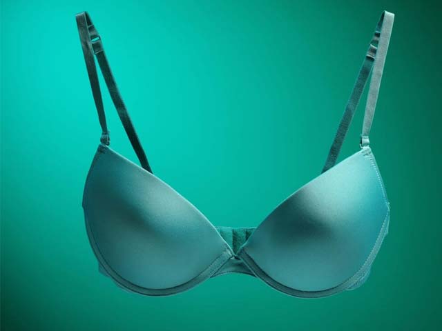 Thời trang - Clip: Cách cắt áo lót mặc hợp áo quây hở lưng