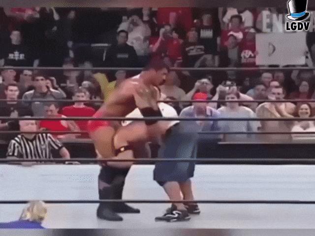 Video Clip Cười - Hài hước với những tai nạn khó đỡ trên sàn đấu của các đô vật