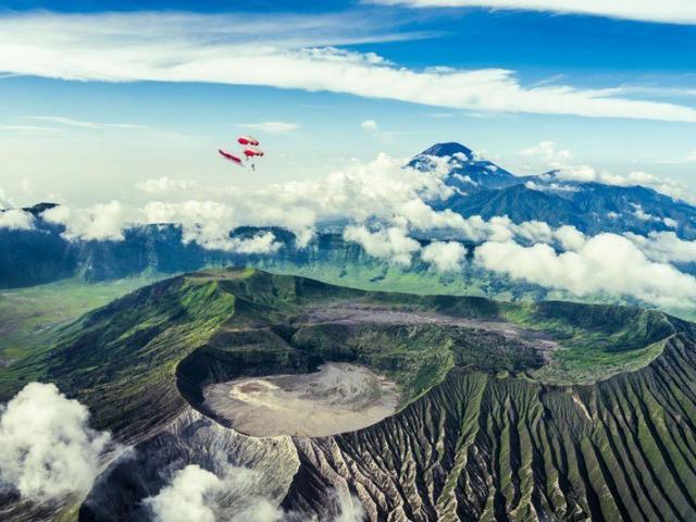 Bạn có dám nhảy dù trên đỉnh núi lửa đang chực chờ phun?