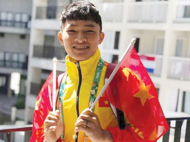 Thể thao - Chàng trai nghèo gây sửng sốt làng cử tạ thế giới