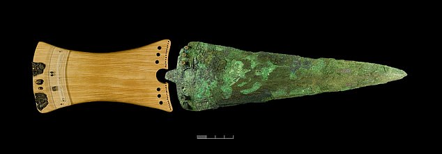Con dao găm 4.000 năm tuổi đính 140.000 hạt vàng, tinh xảo đến mức khó hiểu - 1