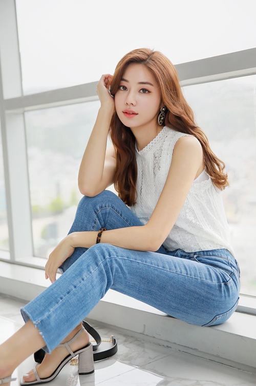 Mách phái đẹp cách diện áo không tay tới công sở - 1