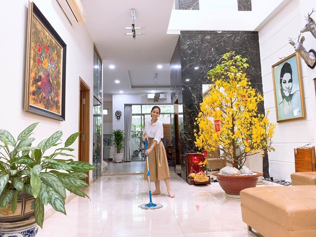 Để thuận tiện cho công việc, vợ chồng Thu Minh thuê căn hộ sang trọng bậc nhất tại khách sạn 5 sao ở TP HCM với giá 200 triệu/tháng. Năm 2015, giọng ca &#34;Bay&#34; và chồng quyết định tậu căn biệt thự trị giá 85 tỷ đồng để chào đón con trai đầu lòng.