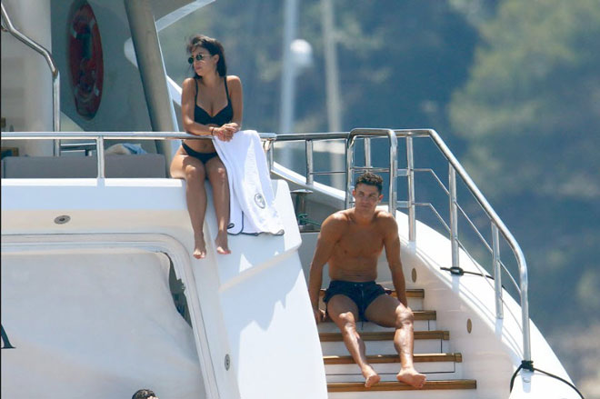 Ronaldo cùng bồ xinh du hí: Chàng khoe bụng 8 múi, nàng diện bikini nóng bỏng - 1