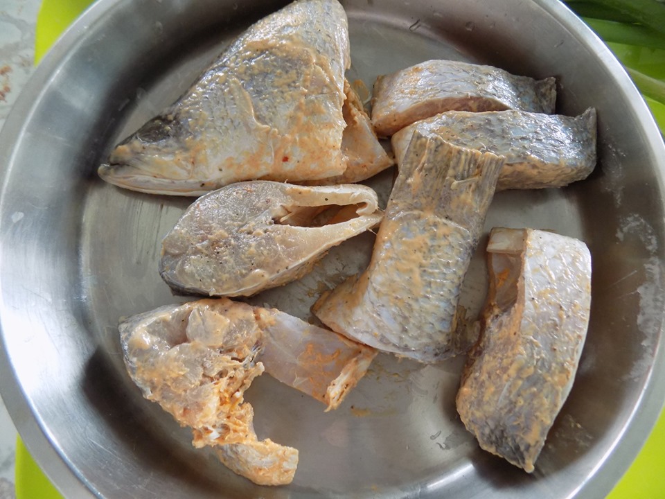 "Đổi gió" với cá chiên sốt mắm ớt khiến cả nhà xuýt xoa ăn không ngừng - 2