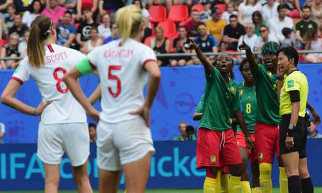 Xấu hổ bạo lực World Cup nữ: Cầu thủ nhổ bọt đối phương, xô ngã trọng tài - 1