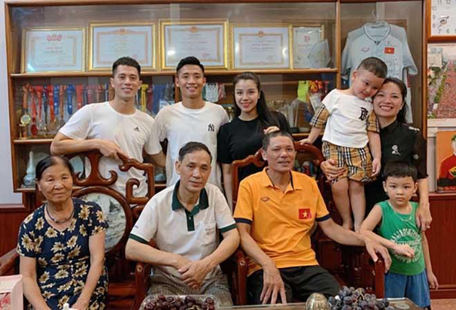 Người hâm mộ bất ngờ khi nghe tin Bùi Tiến Dũng ăn hỏi - 2