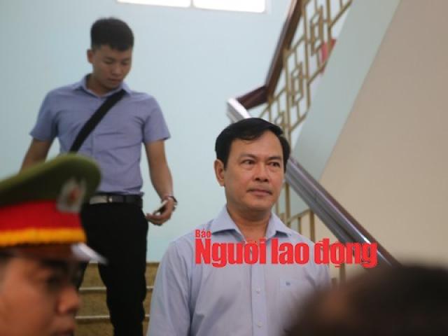 CLIP: Ông Nguyễn Hữu Linh rời tòa trong "vòng vây" ống kính phóng viên