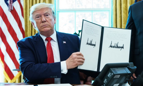 Ông Trump ký lệnh trừng phạt nhắm thẳng vào lãnh tụ tối cao Iran - 1