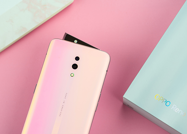 Để tạo nên mặt lưng liền mạch, Oppo đặt camera ẩn hoàn toàn dưới phần kính của mặt lưng cùng với kính 3D cong.