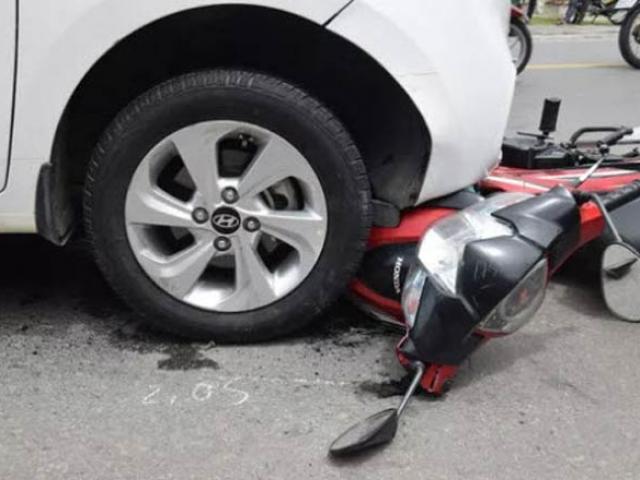 Pháp luật - Nghi phạm buôn bán ma tuý lái ô tô tông và kéo lê xe máy của trinh sát