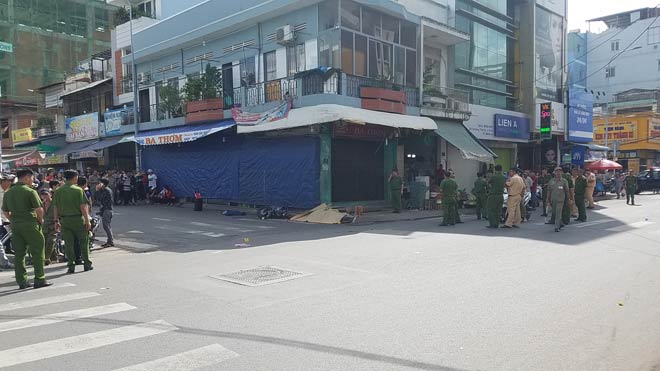 Đôi nam nữ bất động trên phố sau tiếng động mạnh - 1