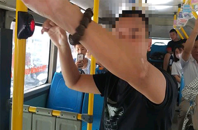 Thanh niên thủ dâm trên xe buýt Hà Nội: Biểu hiện của loạn dục phô bày - 1