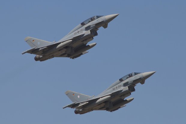 Cảnh chiến đấu cơ bốc cháy ngùn ngụt khi đâm nhau trên bầu trời Đức - 2