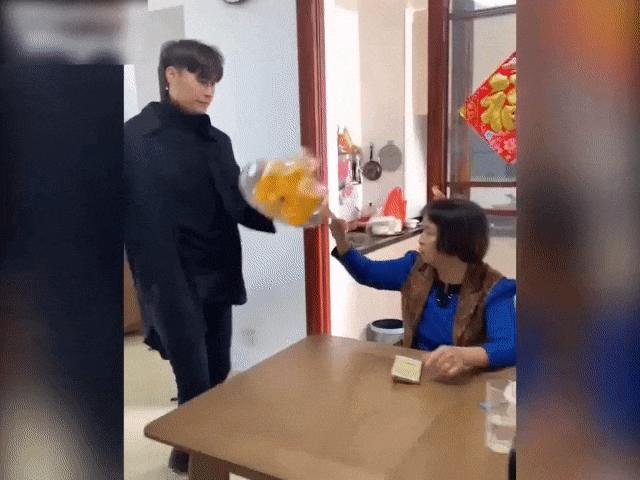 Video Clip Cười - Bà mẹ "khốn khổ" với đứa con trai lầy lội