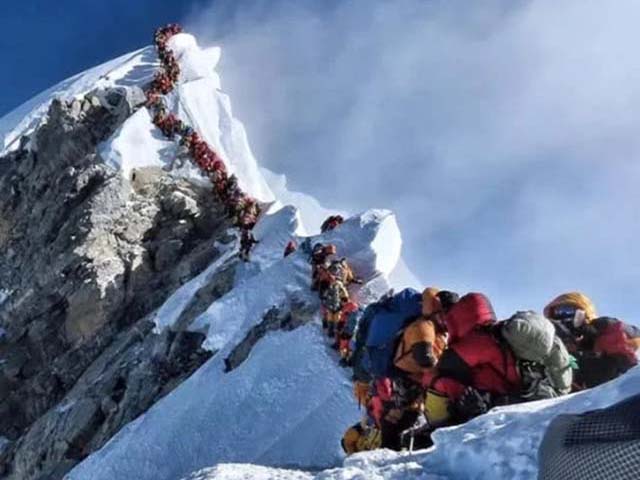 Du lịch - Bỏ mạng vì không thể thoát nổi dòng người chật cứng trên đỉnh Everest