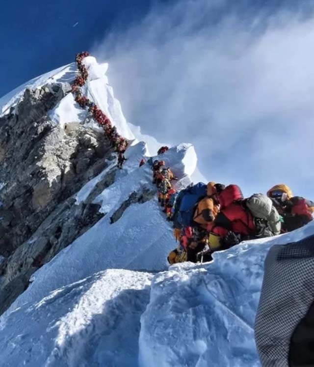 Bỏ mạng vì không thể thoát nổi dòng người chật cứng trên đỉnh Everest - 3