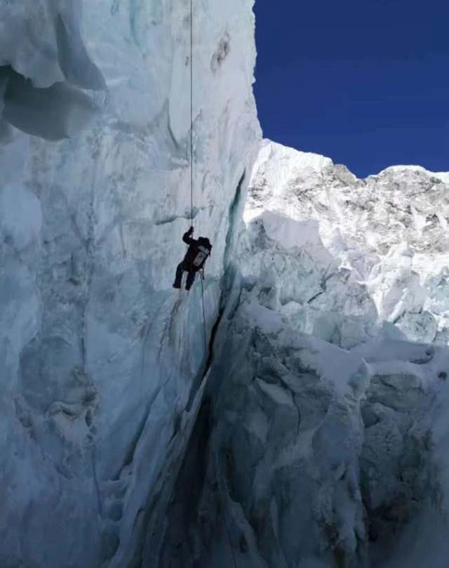 Bỏ mạng vì không thể thoát nổi dòng người chật cứng trên đỉnh Everest - 4