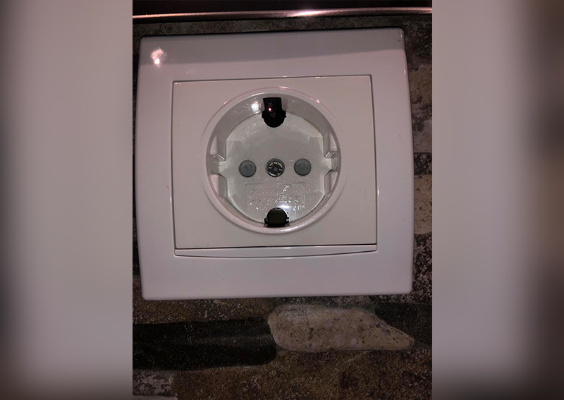 3 cô gái Malaysia đi nghỉ mát, nửa đêm phát hiện camera quay lén trong phòng tắm - 2
