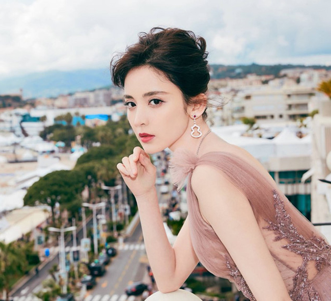 Cổ Lực Na Trát là một trong những mỹ nữ nổi tiếng nhất vùng Tân Cương, có tên trong nhóm &#34;Tân Cương tứ mỹ&#34; bên cạnh Địch Lệ Nhiệt Ba, Đồng Lệ Á và Mạch Địch Na.