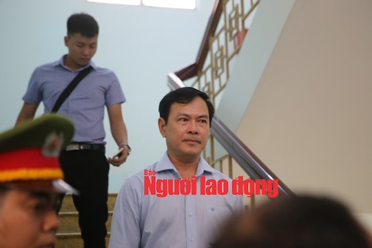 CLIP: Ông Nguyễn Hữu Linh rời tòa trong &#34;vòng vây&#34; ống kính phóng viên - 1