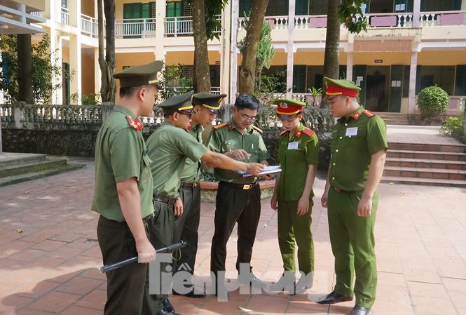 Cận cảnh an ninh trong, ngoài phòng thi THPT Quốc gia tại Hòa Bình - 1