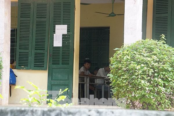 Cận cảnh an ninh trong, ngoài phòng thi THPT Quốc gia tại Hòa Bình - 10