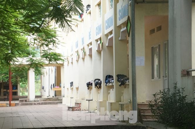 Cận cảnh an ninh trong, ngoài phòng thi THPT Quốc gia tại Hòa Bình - 2