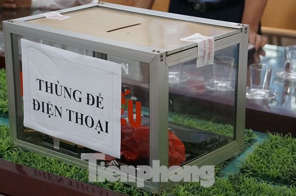 Cận cảnh an ninh trong, ngoài phòng thi THPT Quốc gia tại Hòa Bình - 5