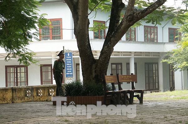Cận cảnh an ninh trong, ngoài phòng thi THPT Quốc gia tại Hòa Bình - 8