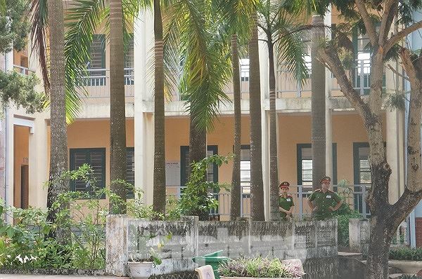 Cận cảnh an ninh trong, ngoài phòng thi THPT Quốc gia tại Hòa Bình - 9