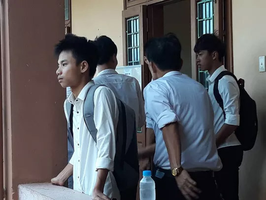 Nam sinh nén nỗi đau mất cha tham dự kỳ thi THPT Quốc gia 2019 - 1